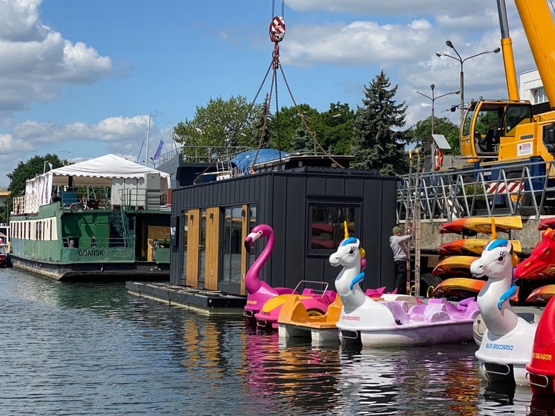 HARDBOX Floating Show Home